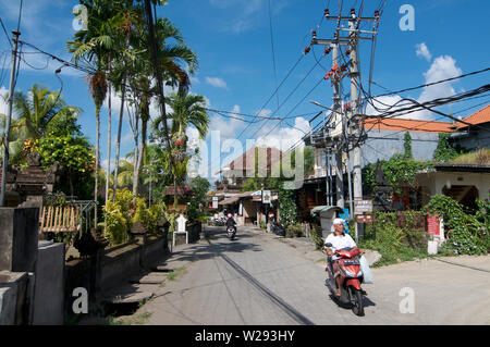 Ubud, Bali, Indonesien - 17. Mai 2019: Blick auf die Jalan Bilsma Straße einer der charakteristischsten Straßen im Zentrum von Ubud in Bali, Indonesien Stockfoto