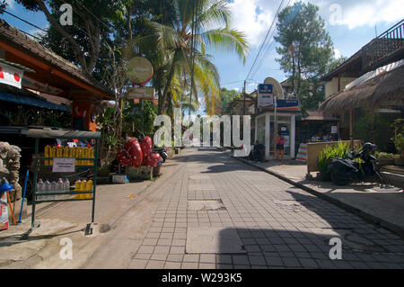 Ubud, Bali, Indonesien - 17. Mai 2019: Blick auf die Jalan Bilsma Straße einer der charakteristischsten Straßen im Zentrum von Ubud in Bali, Indonesien Stockfoto