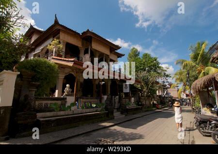 Ubud, Bali, Indonesien - 17. Mai 2019: Blick auf einen typischen Restaurant mit einer wunderschönen Gebäude in der berühmten Jalan Bisma Road im Zentrum von Ubud auf Bali, Stockfoto