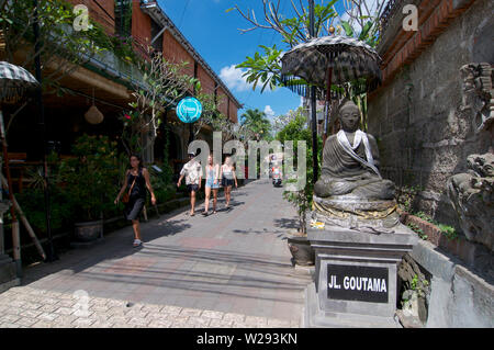 Ubud, Bali, Indonesien - 17. Mai 2019: Blick auf die berühmten Jalan Goutama Straße, eine der berühmtesten Straßen in Ubud, wo man gut Essen gehen kann und in Ubud gehen, Stockfoto