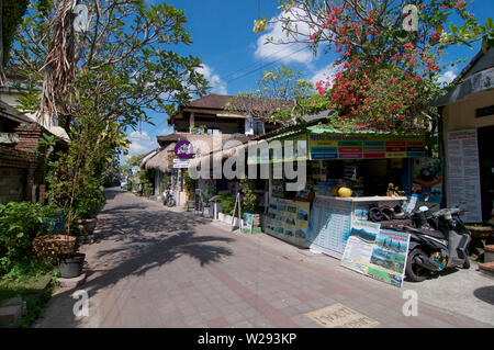 Ubud, Bali, Indonesien - 17. Mai 2019: Blick auf die berühmten Jalan Goutama Straße, eine der berühmtesten Straßen in Ubud, wo man gut Essen gehen kann und in Ubud gehen, Stockfoto
