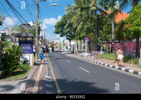 Ubud, Bali, Indonesien - 17. Mai 2019: Blick auf die Jalan Raya Pengosekan Straße, einer der am meisten befahrenen Straßen in Ubud, Bali - Indonesien Stockfoto