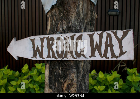 Bild eines direktionale Zeichen mit den "falschen Weg" Inschrift auf es Stockfoto