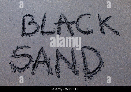 Schwarzer Sand Inschrift auf einem schwarzen Sandstrand in der Nähe von Canggu, Bali - Indonesien gezogen Stockfoto