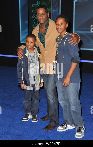 LOS ANGELES, Ca. Dezember 11, 2010: Blair Underwood & Söhne bei der Weltpremiere von 'TRON: Legacy' am El Capitan Theatre, Hollywood. © 2010 Paul Smith/Featureflash Stockfoto