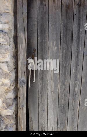 Plain Old Tür auseinander fällt im malerischen Dorf AFionis in den Hügeln von Korfu, Stockfoto
