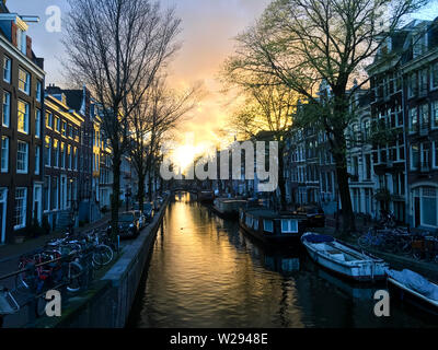 Der Winter Sonne geht auf eine alte Stadt Kanal in Amsterdam's Historic Jordaan Wohngegend. Stockfoto