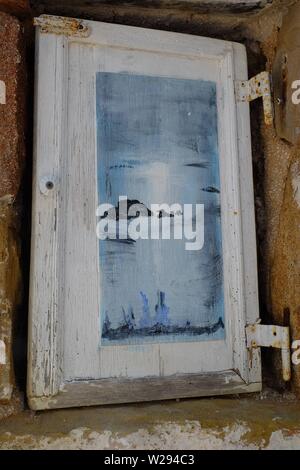 Avery seltsame geheimnisvolle Fenster oder Tür mit einem Bild auf. In der alten malerischen Dorf Afionis in den Hügeln von Korfu Stockfoto