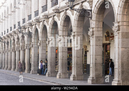 Arequipa, Peru - Nachmittag Szene an der Plaza de Armas, dem Hauptplatz in Arequipa, Peru, Südamerika. Stockfoto