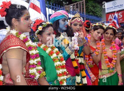 Tänzerinnen in aufwendigen Kostümen warten eine bunte Parade durch die Internationale Gesellschaft für Krishna-bewusstsein (ISKCON) in Bangkok, Thailand, am 7. Juli 2019. Die Parade begann an der indischen Handelskammer auf Sathorn Soi 1 und fuhr nach unten Sathorn Road. Die Hare Krishna Bewegung oder Hare Krishnas, ist ein Gaudiya Vaishnava Hinduistische religiöse Organisation in 1966 in New York City gegründet von A.C. Bhaktivedanta Swami Prabhupada, der Guru und spirituellen Meister der Organisation. Stockfoto