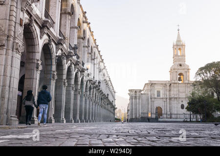 Arequipa, Peru - am frühen Morgen Szene an der Plaza de Armas, dem Hauptplatz in Arequipa, Peru, Südamerika. Stockfoto