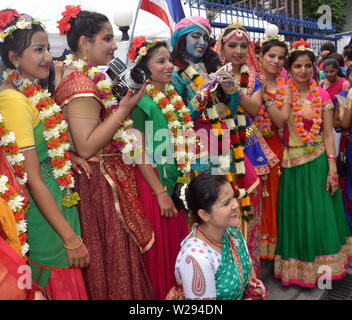 Tänzerinnen in aufwendigen Kostümen warten eine bunte Parade durch die Internationale Gesellschaft für Krishna-bewusstsein (ISKCON) in Bangkok, Thailand, am 7. Juli 2019. Die Parade begann an der indischen Handelskammer auf Sathorn Soi 1 und fuhr nach unten Sathorn Road. Die Hare Krishna Bewegung oder Hare Krishnas, ist ein Gaudiya Vaishnava Hinduistische religiöse Organisation in 1966 in New York City gegründet von A.C. Bhaktivedanta Swami Prabhupada, der Guru und spirituellen Meister der Organisation. Stockfoto