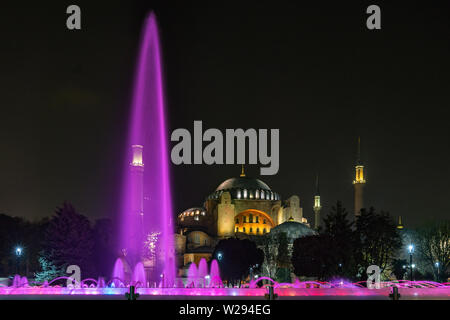 Nacht Blick auf das beleuchtete Brunnen vor der Hagia Sophia (Ayasofya), Sultanahmet, Istanbul, Türkei Stockfoto