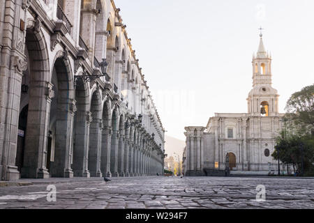 Arequipa, Peru - am frühen Morgen Szene an der Plaza de Armas, dem Hauptplatz in Arequipa, Peru, Südamerika. Stockfoto