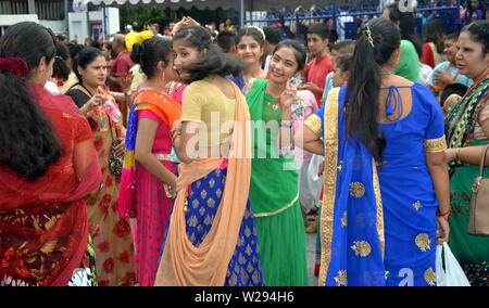 Frauen warten eine bunte Parade durch die Internationale Gesellschaft für Krishna-bewusstsein (ISKCON) in Bangkok, Thailand, am 7. Juli 2019. Die Parade begann an der indischen Handelskammer auf Sathorn Soi 1 und fuhr nach unten Sathorn Road. Die Hare Krishna Bewegung oder Hare Krishnas, ist ein Gaudiya Vaishnava Hinduistische religiöse Organisation in 1966 in New York City gegründet von A.C. Bhaktivedanta Swami Prabhupada, der Guru und spirituellen Meister der Organisation. Stockfoto