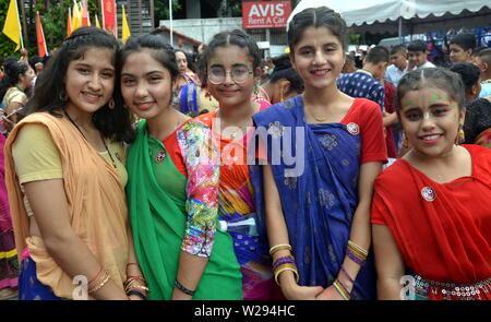 Frauen warten eine bunte Parade durch die Internationale Gesellschaft für Krishna-bewusstsein (ISKCON) in Bangkok, Thailand, am 7. Juli 2019. Die Parade begann an der indischen Handelskammer auf Sathorn Soi 1 und fuhr nach unten Sathorn Road. Die Hare Krishna Bewegung oder Hare Krishnas, ist ein Gaudiya Vaishnava Hinduistische religiöse Organisation in 1966 in New York City gegründet von A.C. Bhaktivedanta Swami Prabhupada, der Guru und spirituellen Meister der Organisation. Stockfoto