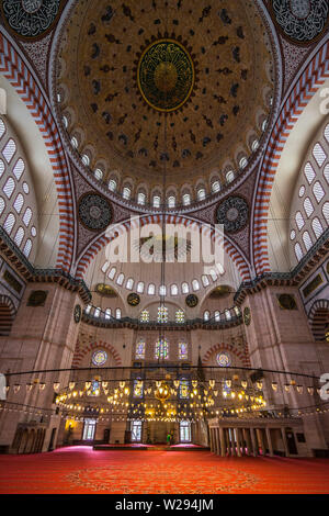 Die schöne Innenausstattung der Süleymaniye-moschee, die zweitgrößte Moschee in Istanbul, im Jahre 1550 erbaut. Istanbul, Türkei, Oktober 2018 Stockfoto