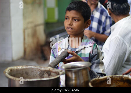 Ein Junge Kaffee in einem kleinen Kaffee in Ajmer, Rajasthan, Indien Stall, Stockfoto