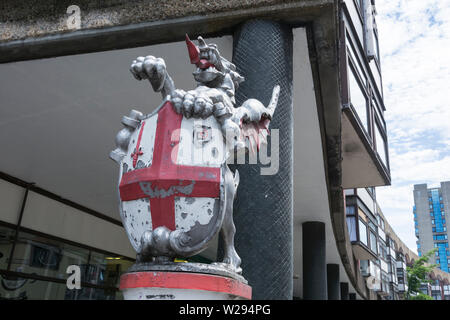 Ein verwittertes und abgenutzt, die Stadt London Dragon Grenzmarkierungen in der Nähe des Barbican, London, UK Stockfoto