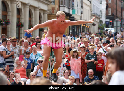 Straßenkünstler Garaghty und Thom die Massen an der Winchester hat Fair unterhalten Stockfoto