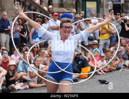 Street entertainer Maple Staplegun durchführen bei Winchester hat Fair Stockfoto