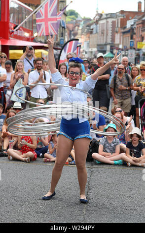 Street entertainer Maple Staplegun durchführen bei Winchester hat Fair Stockfoto