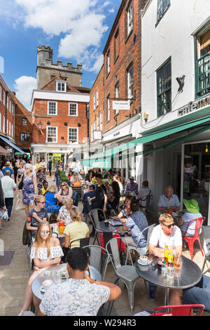 Bars und Restaurants auf dem Platz, Winchester, Hampshire, UK Stockfoto