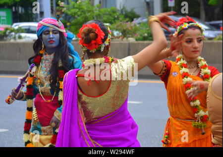 Tänzerinnen in aufwendigen Kostümen warten eine bunte Parade durch die Internationale Gesellschaft für Krishna-bewusstsein (ISKCON) in Bangkok, Thailand, am 7. Juli 2019. Die Parade begann an der indischen Handelskammer auf Sathorn Soi 1 und fuhr nach unten Sathorn Road. Die Hare Krishna Bewegung oder Hare Krishnas, ist ein Gaudiya Vaishnava Hinduistische religiöse Organisation in 1966 in New York City gegründet von A.C. Bhaktivedanta Swami Prabhupada, der Guru und spirituellen Meister der Organisation. Stockfoto