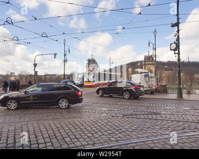 Viel Verkehr in Prag, Tschechische Republik, Straßenbahnen und Autos an einer Kreuzung am meisten Legií, Legionen Brücke über die Moldau Stockfoto