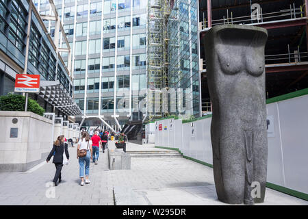 Echo Skulptur von Stephen Cox außerhalb der City Thameslink Station, City of London, Großbritannien Stockfoto