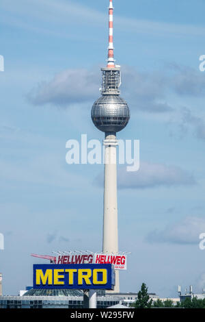 Metro-Logo unter dem Fernsehturm Berlin Deutschland Europa Berliner Fernsehturm Stockfoto