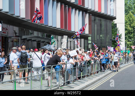 Demonstration von Tommy Robinson Unterstützer in Unterstützung von Stephen Yaxley-Lennon (real Name) außerhalb des Old Bailey, London, UK Stockfoto