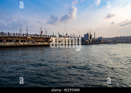 Die berühmten Galata Brücke ein Sonnenuntergang. Galata Brücke verbindet Stadtteil Karakoy mit Bezirk Eminönü. Istanbul, Türkei, Oktober 2018 Stockfoto