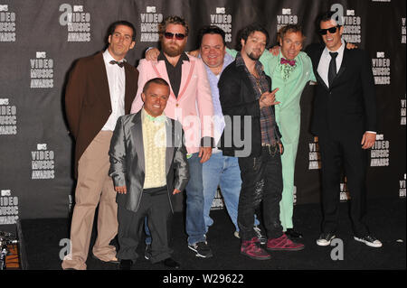 LOS ANGELES, Ca. September 12, 2010: Jackass stars Steve-O, Ryan Dunn, Wee Man, Preston Lacy Bam Marjera, Dave England, Johnny Knoxville und Ehren McGhehe an den 2010 MTV Video Music Awards im Nokia Theatre L.A. Leben in der Innenstadt von Los Angeles. © 2010 Paul Smith/Featureflash Stockfoto