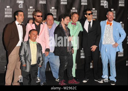 LOS ANGELES, Ca. September 12, 2010: Jackass stars Steve-O, Ryan Dunn, Wee Man, Preston Lacy Bam Marjera, Dave England, Johnny Knoxville und Ehren McGhehe an den 2010 MTV Video Music Awards im Nokia Theatre L.A. Leben in der Innenstadt von Los Angeles. © 2010 Paul Smith/Featureflash Stockfoto