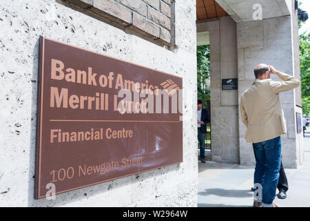 Ein Mann seine Stirn Holding ausserhalb der Bank of America, Merrill Lynch, Newgate Street, Farringdon, London EC1, VEREINIGTES KÖNIGREICH Stockfoto
