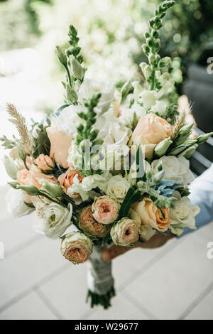 Schönen Brautstrauß. Ein Bouquet von schönen frischen Blumen. Stockfoto