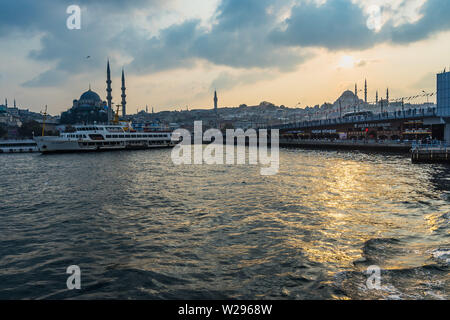 Schönen Sonnenuntergang in Istanbul über die Galata-brücke und Suleymaniye Moschee. Istanbul, Türkei, Oktober 2018 Stockfoto