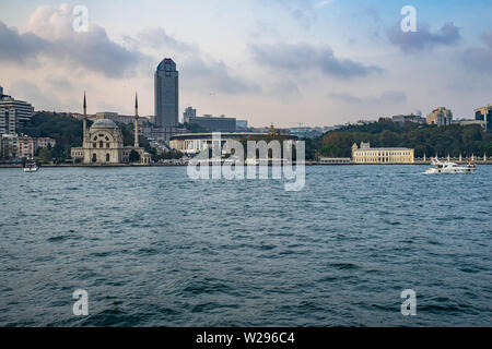 Dolmabahçe Moschee, Super Plaza Hotel "The Ritz-Carlton und Vodafone Park Stadium von einer Fähre Kreuzfahrt auf dem Bosporus, Istanbul Stockfoto