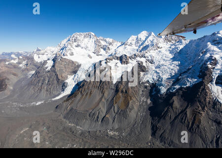 Erstaunlich, schneebedeckten Berge & Tal mit blauem Himmel Blick von fliegenden Flugzeug, Aoraki/Mount Cook Nationalpark auf der neuseeländischen Südinsel Stockfoto