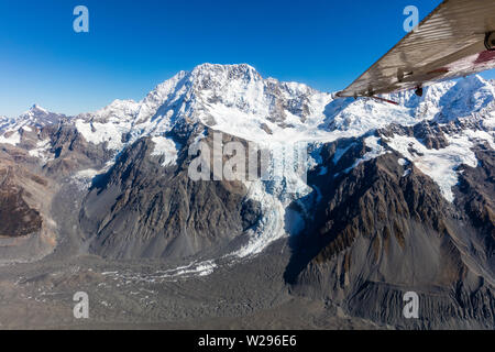 Erstaunlich, schneebedeckten Berge & Tal mit blauem Himmel Blick von fliegenden Flugzeug, Aoraki/Mount Cook Nationalpark auf der neuseeländischen Südinsel Stockfoto