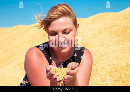 Das Mädchen hält Weizen in den Händen. Ernte, Landwirtschaft. Stockfoto