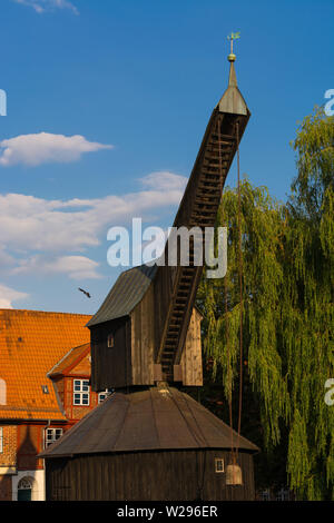 Historischen Hafen mit alten Kran Region Lüneburg - Untere Saxony-Germany Stockfoto