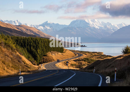 Straße, die zu Schnee und Gletscher - schneebedeckten Gipfeln der neuseeländischen Südalpen einschließlich deren höchste Gipfel - oder Aoraki / Mount Cook von der Zufahrtsstraße Stockfoto