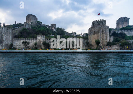 Rumeli Schloss (rumelihisari) betrachtet aus mit einer Fähre über den Bosporus, Istanbul, Türkei Stockfoto