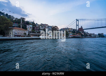 Istanbul Stadtbild von einer Fähre segeln den Bosporus in Richtung Fatih Sultan Mehmet Brücke (zweite bosporus Brücke), Istanbul, Türkei Stockfoto