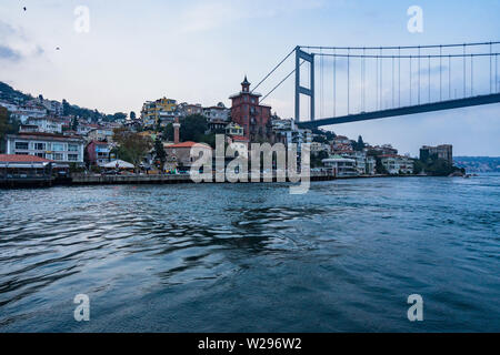 Istanbul Stadtbild von einer Fähre segeln den Bosporus in Richtung Fatih Sultan Mehmet Brücke (zweite bosporus Brücke), Istanbul, Türkei Stockfoto