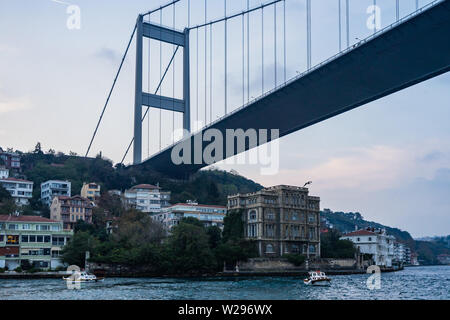 Fatih Sultan Mehmet Brücke (zweite bosporus Brücke) und Zeki Paschas Mansion, Istanbul, Türkei Stockfoto