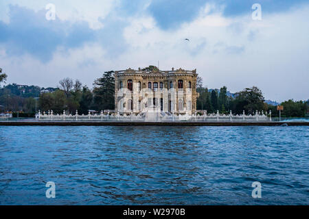 Kucuksu Palace in Istanbul vom Bosporus gesehen. Es befindet sich auf dem asiatischen Ufer der Stadt und es hat einen charakteristischen neo-barocken Stil. Stockfoto