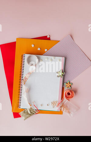 Für Scrapbooking, kreative messs, Scotch für Scrapbooking. rosa Hintergrund Stockfoto